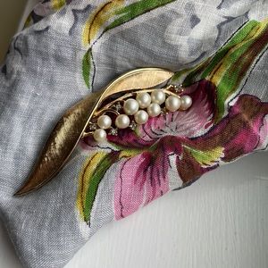 Golden leaf brooch w/ pearls